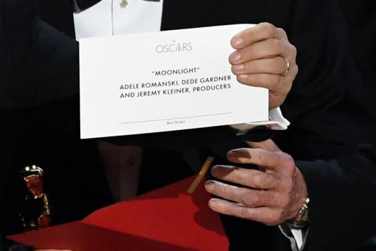 Produser La La Land, Jordan Horowitz, menunjukkan kartu bertuliskan Moonlight sebagai film terbaik Academy Awards 2017, di Dolby Theatre, Hollywood, California, Minggu 926/2/2017). 