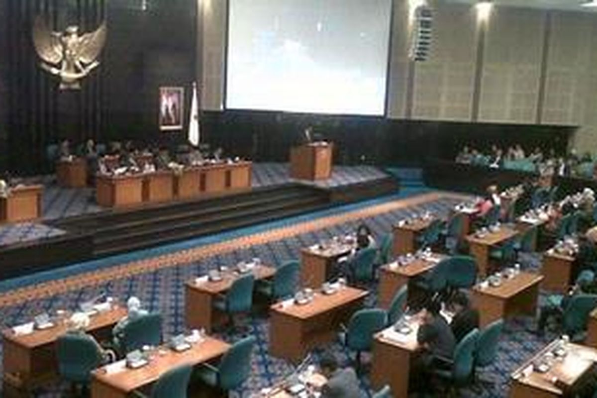 Suasana rapat paripurna DPRD DKI yang diisi dengn penyampaian pidato Gubernur DKI Jakarta Joko Widodo mengenai Raperda tentang APBD Provinsi DKI Jakarta 2013, di ruang rapat paripurna DPRD DKI, Kamis (20/12/2012).