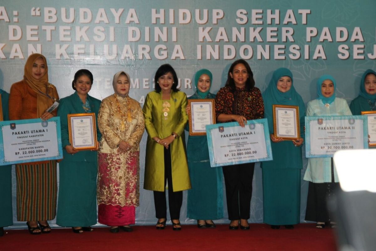 Ketua PKK Kota Semarang, Krisseptiana Hendrar Prihadi (baju batik) berfoto bersama Ketua Umum PKK, Ibu Erni Guntarti Tjahjo Kumolo usai menerima penghargaan Pakarti Utama I Tingkat Nasional pelaksana terbaik UP2K PKK di Jakarta, Selasa (3/10/2017) malam.