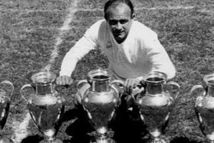 Legenda Real Madrid, Alfredo Di Stefano, dengan trofi juara European Cup atau yang kini dikenal sebagai Liga Champions.