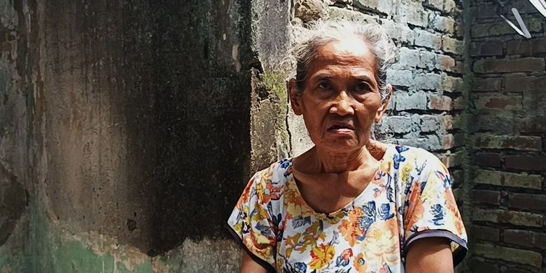 Yati bertahan di rumah bertap langit saat siang hari, saat malam hari dia menginap di rumah tetangganya yang mau menampungnya.