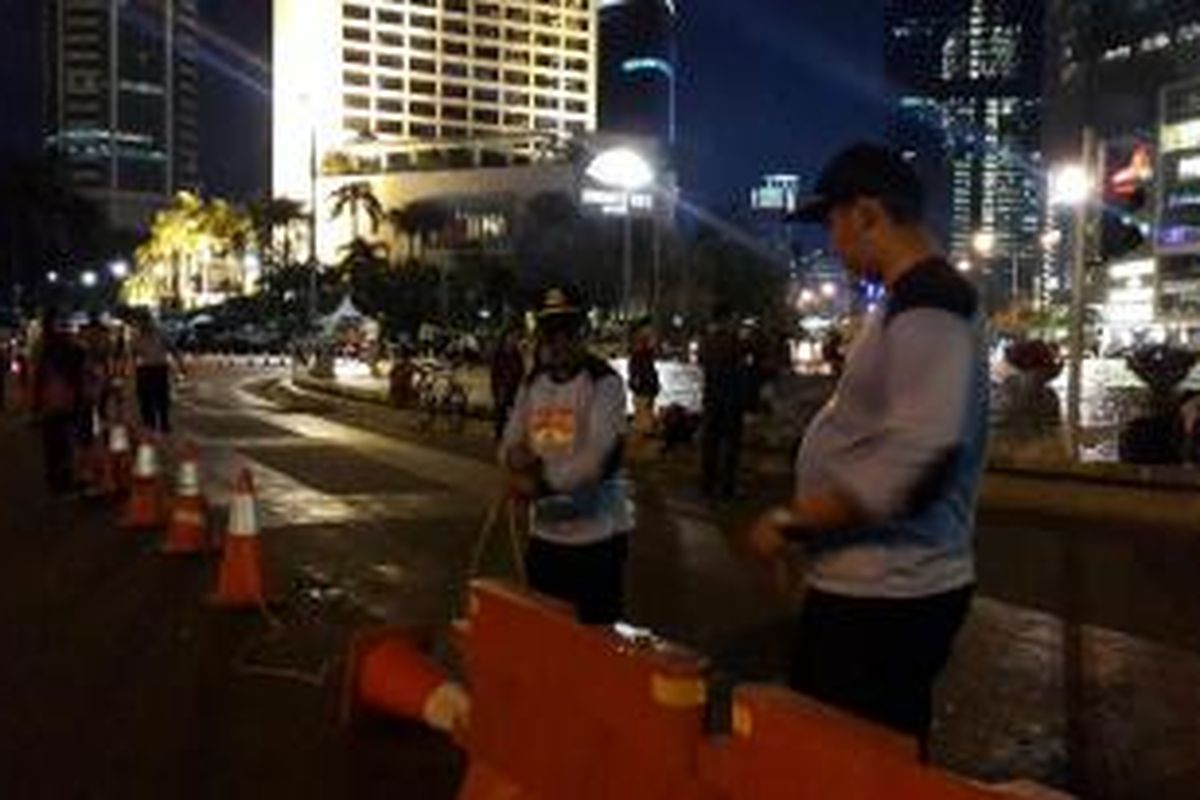 Kanalisasi jalur transjakarta di Car Free Night, Kamis (31/12/2015).