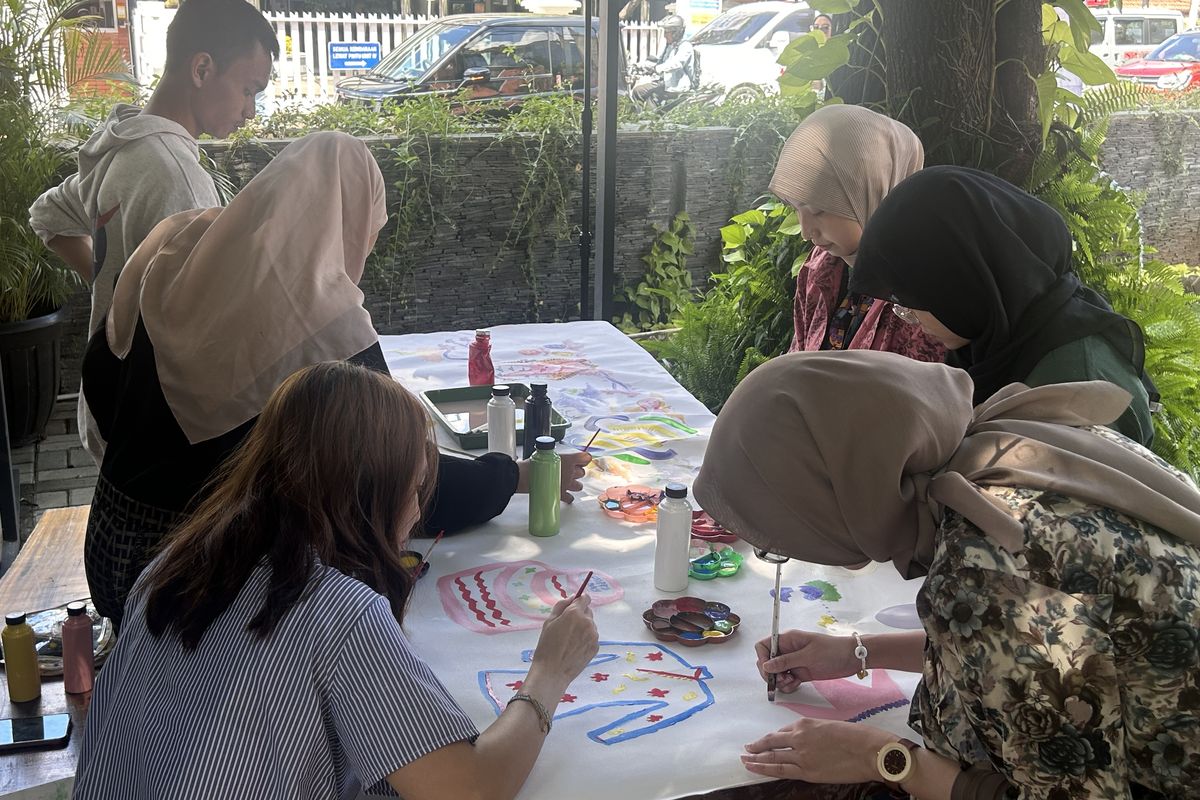 Aktivitas mindful painting dalam acara Perempuan Bersuara Melalui Rasa dan Karya di Bentara Budaya, Jakarta Pusat, Kamis (24/4/2025).