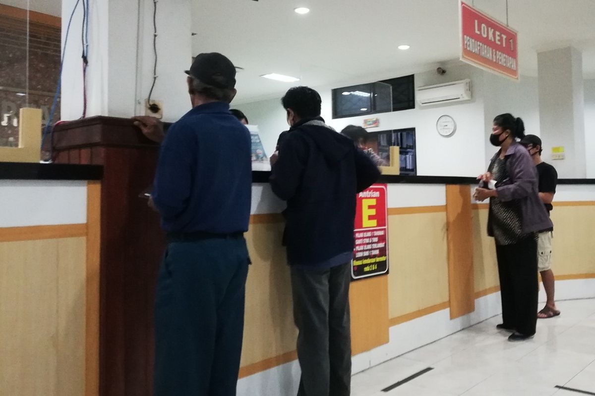 sejumlah warga melakukan pengurusan pajak kendaraan bermotor di kantor Samsat Solo