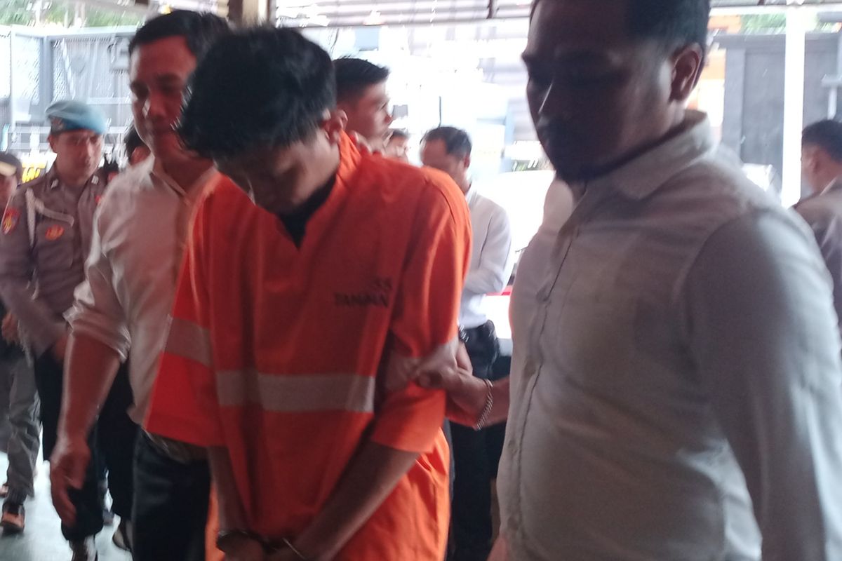 Pria berinisial RF (28) ditangkap polisi karena diduga sebagai kurir narkoba jenis sabu dan ganja. 