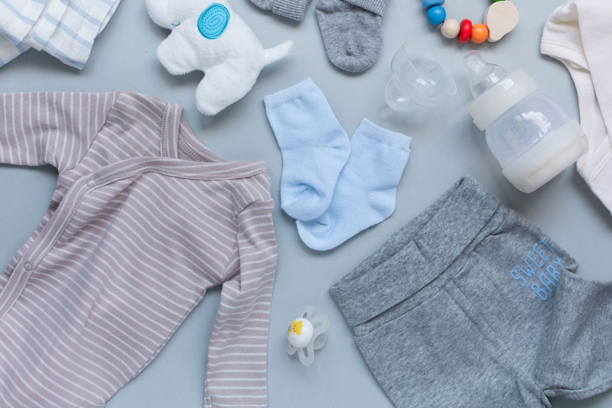 Ilustrasi pakaian bayi, keperluan bayi, produk untuk bayi. 