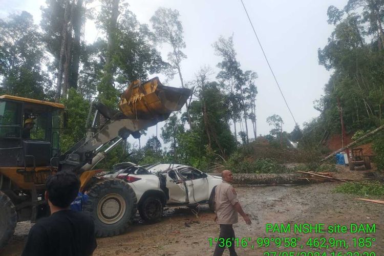 Mobil yang dikendarai ketiga korban, saat dievakuasi. Satu orang TKA asal china tewas tertimpa pohon, di lokasi proyek pembangunan PLTA Batangtoru, Kabupaten Tapanuli Selatan, Senin (27/5/2024).