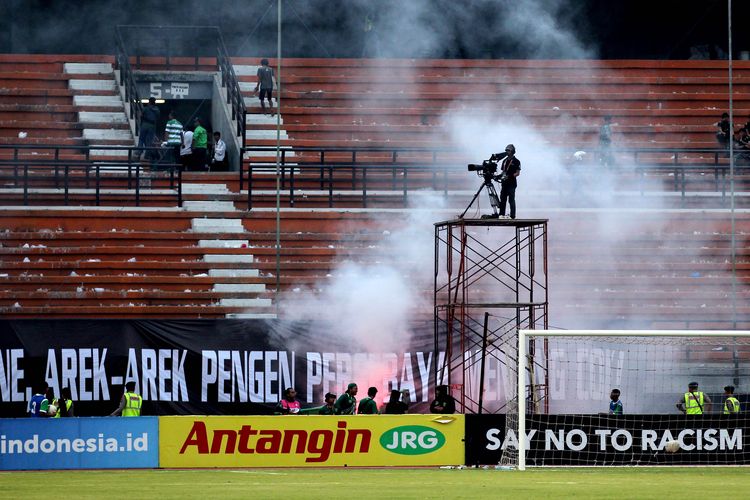 Bonek tribun utara melakukan aksi mengosongkan tribün saat babak kedua laga Persebaya Persebaya melawan PSS Sleman Liga 1 2019 yang berakhir denna skor 2-3 di Stadion Gelora Bung Tomo Surabaya, Jawa Timur, Selasa (29/10/2019) sore.