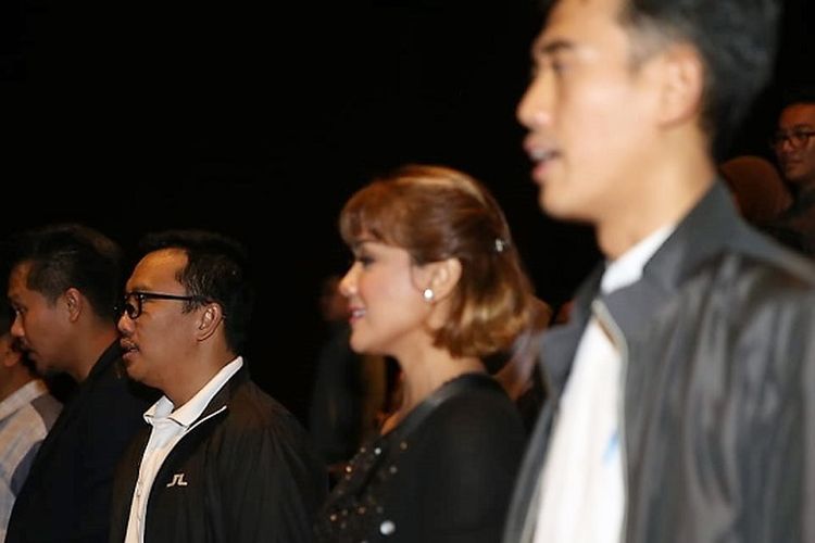 Menpora Imam Nahrawi dan artis Nirina Zubir menyanyikan lagu Indonesia Raya sebelum menonton film Keluarga Cemara.