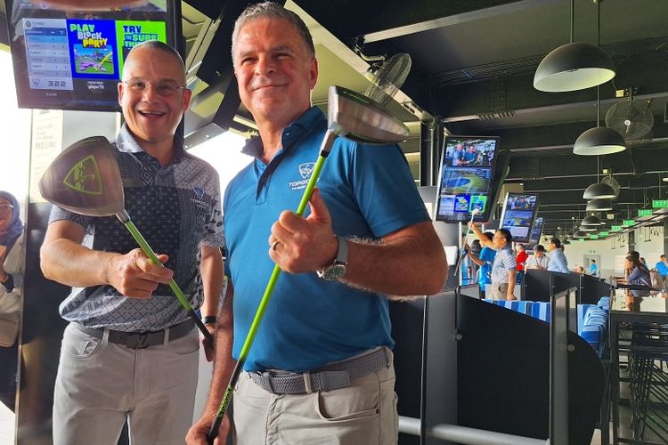 Direktur Operasional Topgolf Jakarta Francis Dehnhardt (kiri) dan CEO Topgolf Asia Tenggara Andrew Nathan (kanan) memegang stik golf eksklusif besutan Topgolf. 