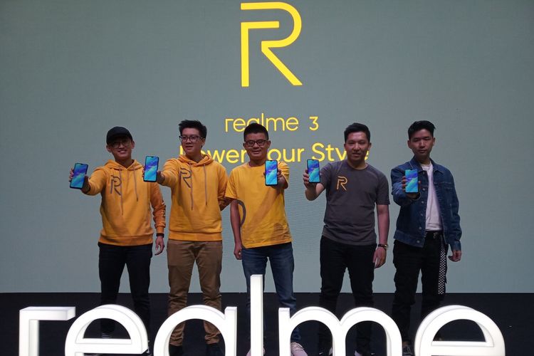 (ki-ka) 
Kiri-kanan: Realme Fans, Muhammad Rahmad; Youtuber, 
Josef Wang; Marketing Director Realme South East Asia,
Felix Christian; Product Manager Realme Indonesia,
Fotografer Kondang,