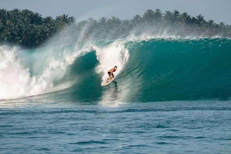 Ilustrasi olahraga surfing atau selancar air di kepulauan Mentawai.