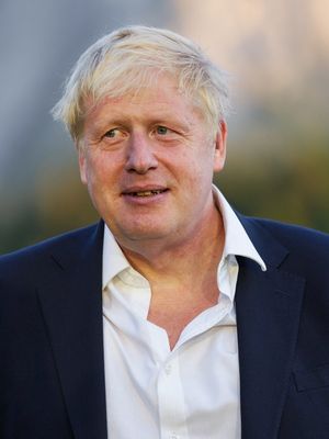 Perdana Menteri Inggris Boris Johnson saat menunggu giliran foto bersama para pemimpin negara KTT G7 di Elmau Castle, Jerman selatan, 26 Juni 2022. PM Inggris mundur pada Kamis (7/7/2022) menyusul serangkaian skandal yang menjeratnya.
