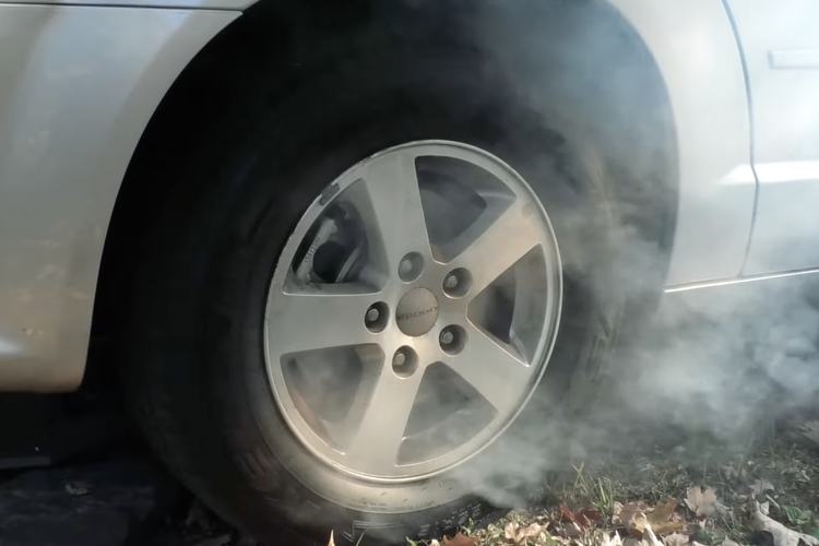 Disc brake mobil alias cakram rem mobil yang panas tidak boleh langsung disiram air, bisa patah dan rusak
