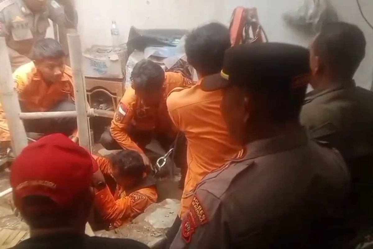 Petugas Damkar bersama BPBD serta dibantu dari pihak kepolisian dan warga setempat saat masuk ke dalam sumur untuk mengangkat tubuh kakek Warta (71) yang tewas tenggelam ketika hendak menyelamatkan cucunya yang tercubur ke dalam sumur di Desa waringin, Kecamatan Palasah, Kabupaten Majalengka, Jawa Barat, Selasa (21/10/2025).
