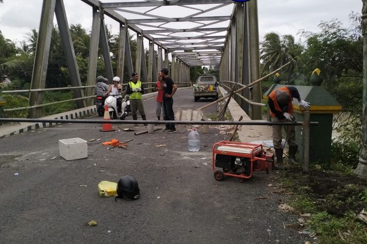 JEMBATAN GLAGAH -- Portal las besi permanen dipasang di Jembatan Glagah, Kapanewon Temon, Kabupaten Kulon Progo, Daerah Istimewa Yogyakarta. Jembatan rusak ini hanya bisa dilewati kendaraan roda dua.