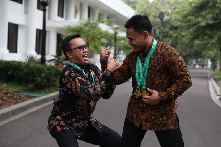 Menteri Pemuda dan Olahraga RI Imam Nahrawi (kiri) berpose dengan atlet angkat besi Eko Yuli Irawan, di Istana Negara, Jakarta, Kamis (8/11/2018). (Foto: Kemenpora RI)