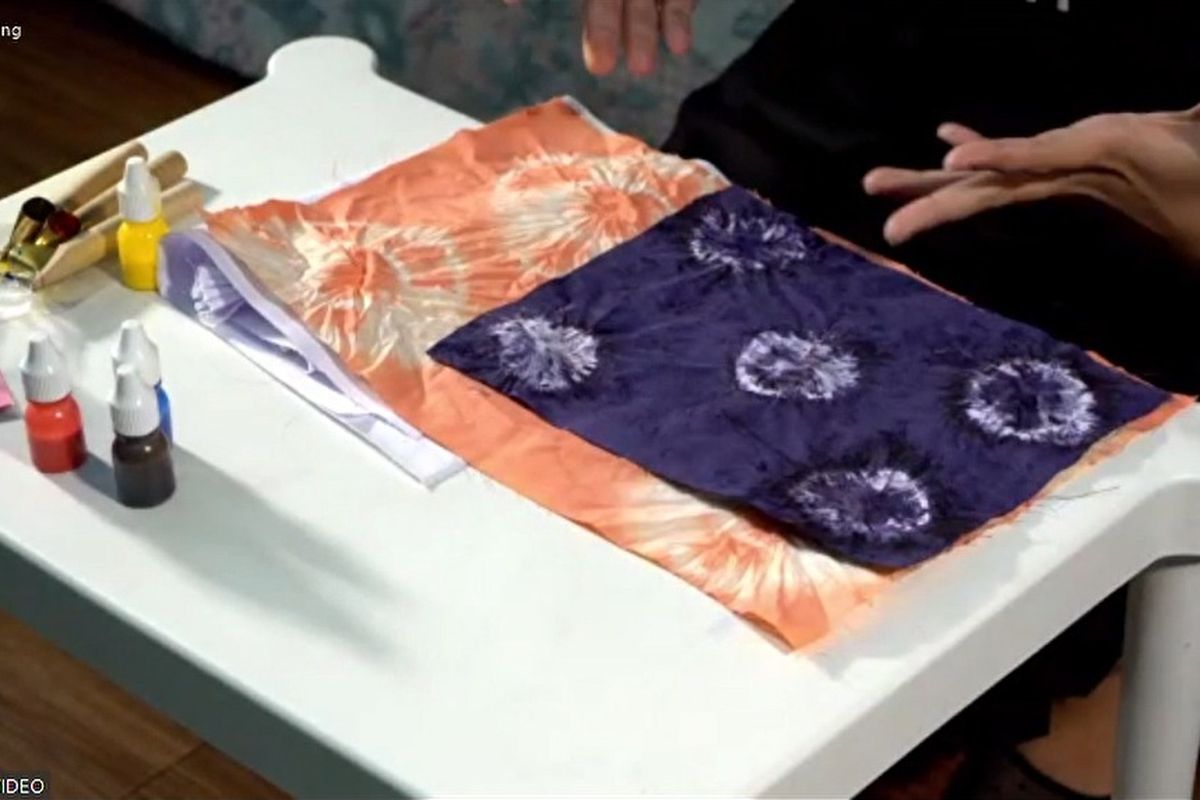 Praktik pembuatan batik celup dalam webinar SnackVideo Media Batik Workshop pada Jumat (1/10/2021).