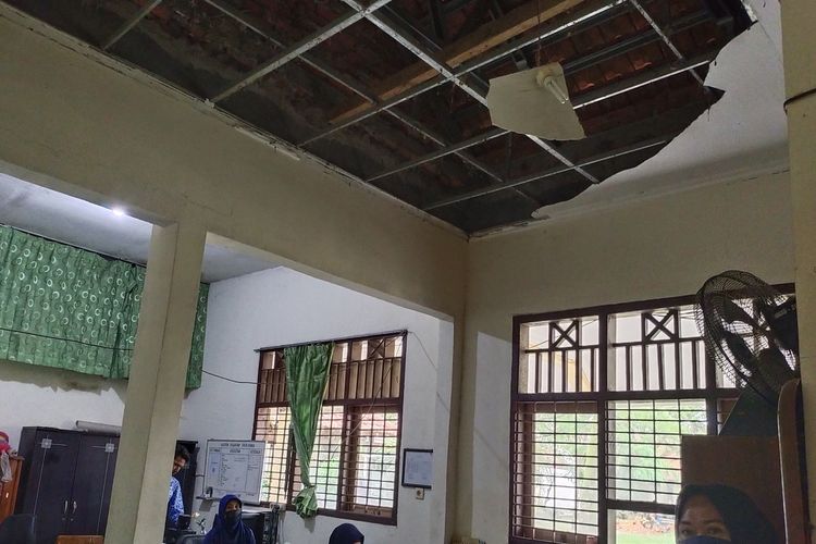 plafon sekolah di Bangkalan rusak.