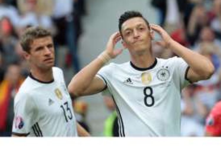 Reaksi gelandang timnas Jerman, Mesut Oezil, pada babak 16 besar Piala Eropa 2016 ketika melawan Slovakia di Stadion Pierre-Mauroy, Villeneuve-d'Ascq, Lille, Minggu (26/6/2016).