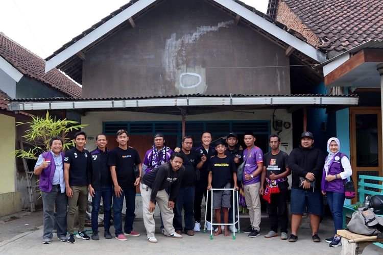 Pemain Persik Kediri Arthur Irawan dan Dany Saputra bersama perwakilan suporter foto bersama korban Tragedi Kanjuruhan di rumahnya Kepanjen, Kabupaten Malang, Rabu (12/10/2022) sore.