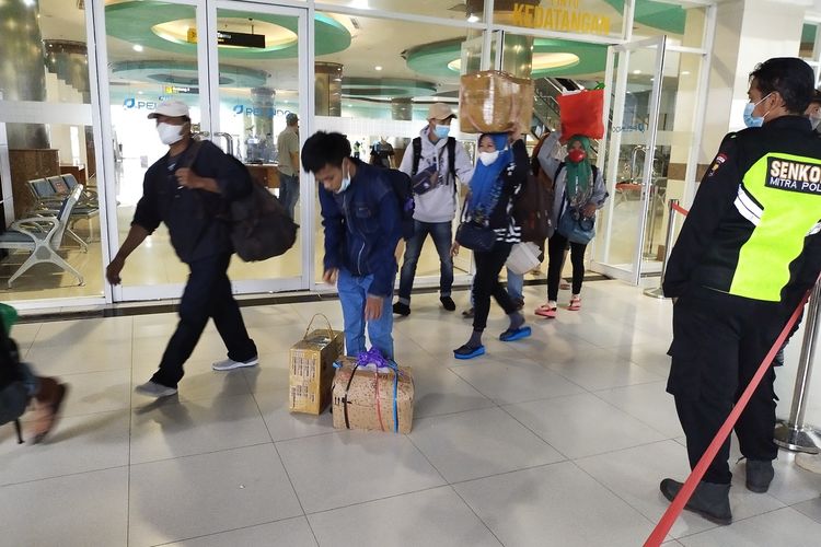 Para Penumpang Kapal Laut Dari Banjarmasin Saat Tiba di Terminal Graha Surya Nusantara Pelabuhan Tanjung Perak