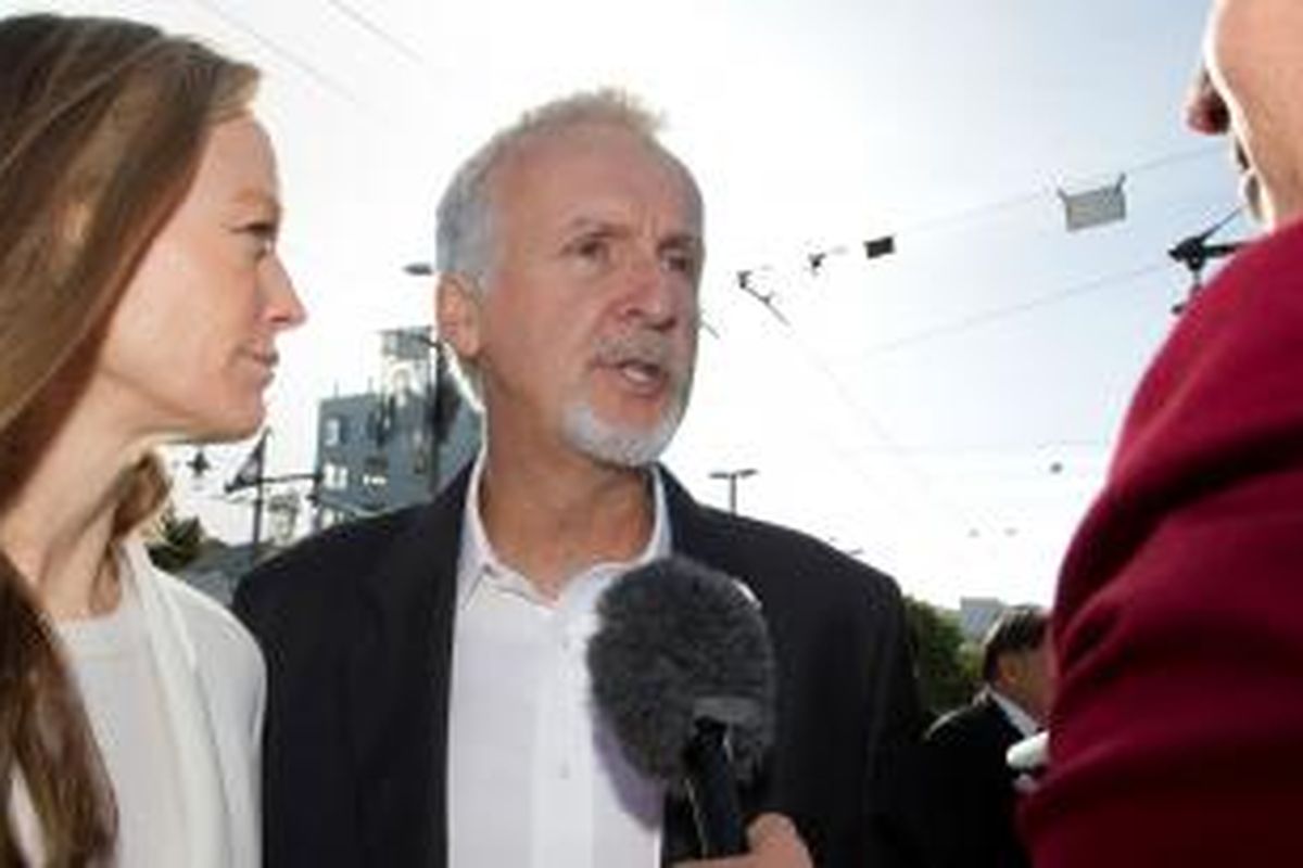 Sutradara James Cameron (tengah) dan aktris Suzy Amis (kiri) pada 28 November 2012 berbicara kepada media ketika tiba dalam acara pemutaran perdana sedunia film The Hobbit di Courtenay Place, Wellington, Selandia Baru. Pada 13 Desemner 2013 Cameron mengumumkan bahwa ia akan menggarap tiga film lanjutan Avatar di Selandia Baru, sesudah mencapai kesepakatan dengan pemerintah setempat untuk menambah subsidi produksi film-film itu. Cameron mengatakan, film-film tersebut, dengan anggaran minimal keseluruhan sedikitnya 415 juta dollar AS, akan dirilis setiap 12 bulan mulai akhir 2016. 