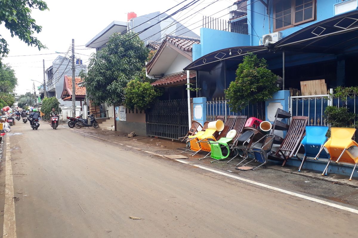 Warga Cipinang Melayu mulai bersih-bersih, Rabu (26/2/2020), pascabanjir.