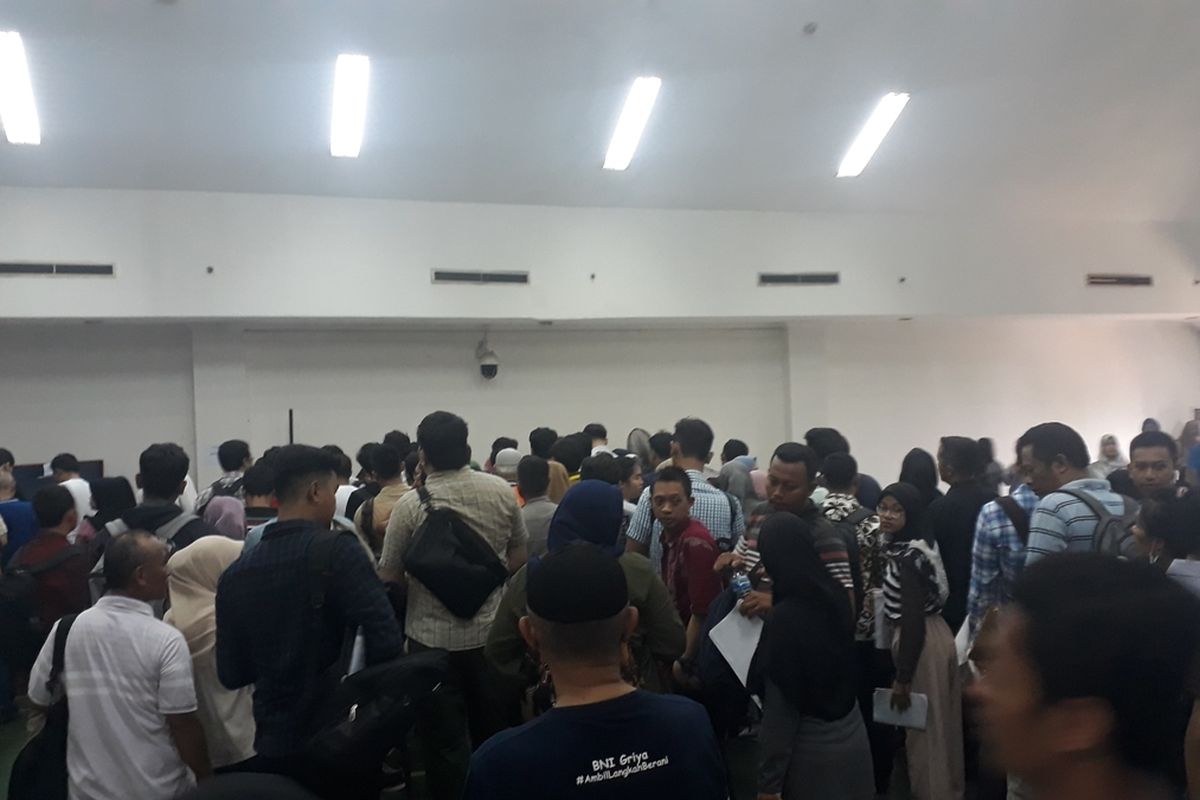 Tampak pemohon SKCK membeludak di Mapolres Metro Jakarta Timur, Selasa (12/11/2019) siang, selama adanya pendaftaran CPNS.