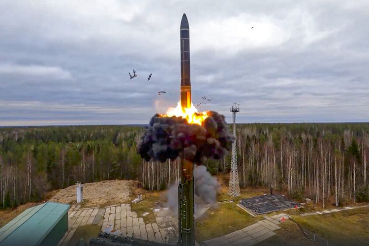 Dalam foto yang diambil dari video yang dirilis oleh Layanan Pers Kementerian Pertahanan Rusia pada hari Rabu, 26 Oktober 2022, rudal balistik antarbenua Yars diuji coba sebagai bagian dari latihan nuklir Rusia dari situs peluncuran di Plesetsk, Rusia barat laut. 