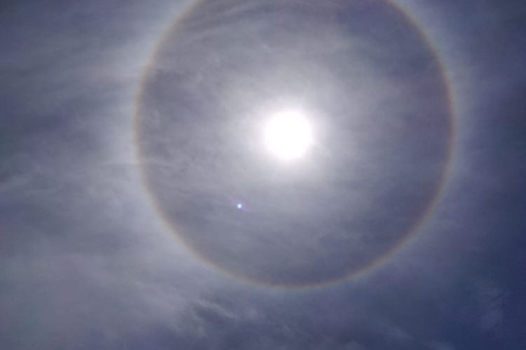 Fenomena halo matahari terlihat di Kota Lhokseumawe, Kamis (24/8/2023). Fenomena ini berupa lingkaran cahaya mirip cincin melingkari matahari.