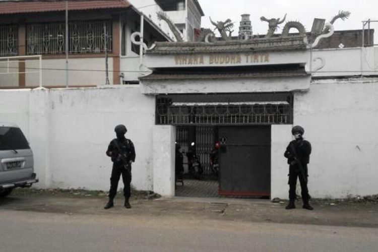 Dua brimob bersenjata api berjaga-jaga di depan pintu masuk Vihara Lhokseumawe, Sabtu (28/1/2017)