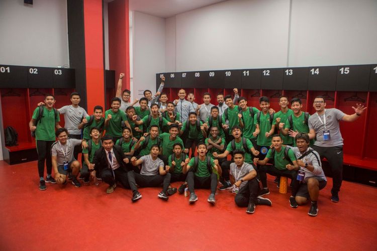 Timnas U-16 Indonesia bersama para pelatih merayakan keberhasilan lolos ke putaran final Piala Asia U-16 2020 seusai bermain imbang melawan China di Stadion Utama Gelora Bung Karno, 22 September 2019. 