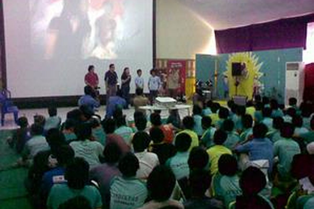 anak-anak LP Tangerang nonton film King Kamis sore bersama Andy F Noya, Ari Sihasale, Nia Zulkarnaen, Liem Swie King