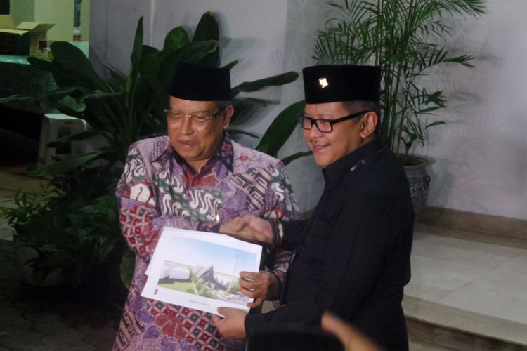 Ketua Umum PBNU Said Aqil Siradj dan Sekjen PDI-P Hasto Kristianto di kediaman Megawati Soekarnoputri, di Jalan Teuku Umar Jakarta, Sabtu (14/10/2017).