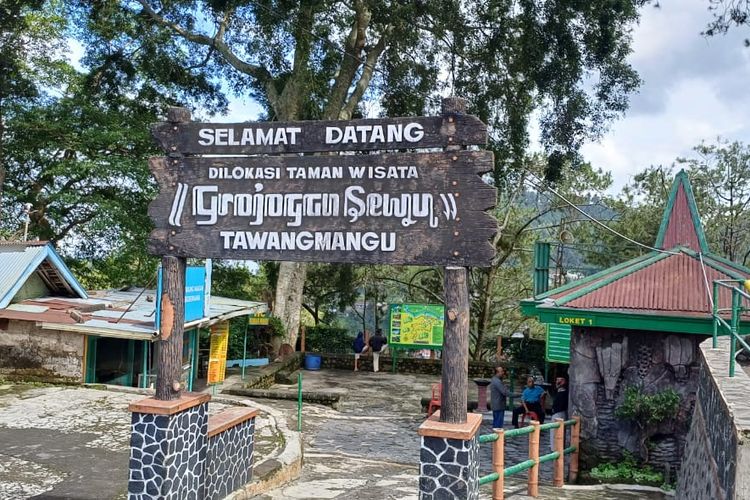 Pintu masuk kawasan wisata air terjun Grojogan Sewu di Tawangmangu, Kabupaten Karanganyar, Provinsi Jawa Tengah. 
