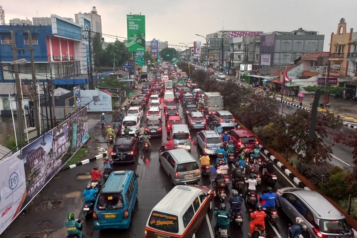 Kemacetan terjadi di Jalan Raya Margonda Depok akibat beberapa ruas jalan terendam banjir setelah diguyur hujan deras, Senin (8/5/2023) sore.