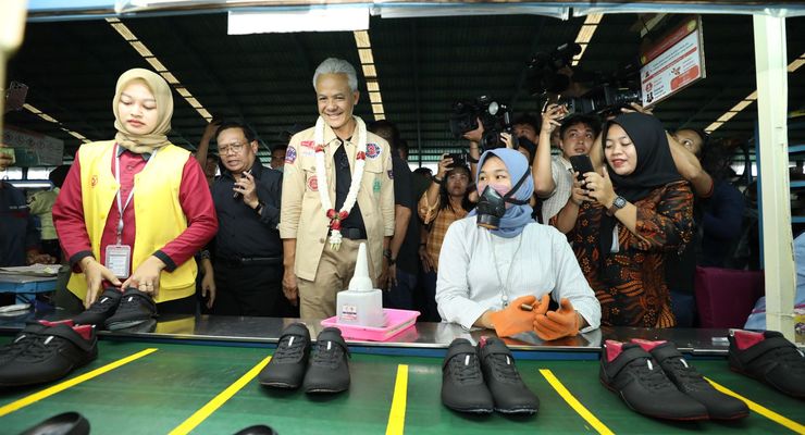 Kunjungi Pabrik Sepatu dan Sandal, Ganjar Janji Promosikan ke Luar Negeri jika Terpilih Jadi Presiden