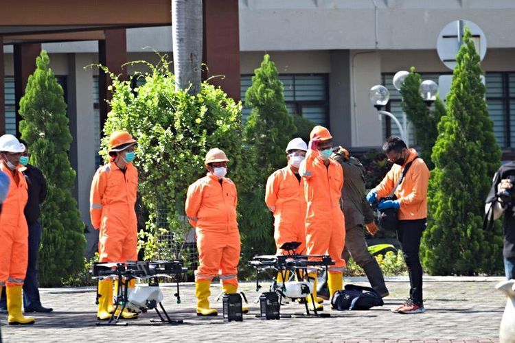 Penyemprotan Disinfektan Pakai Drone di Jalan Protokol hingga Stadion Patriot Bekasi, Selasa (31/3/2020).