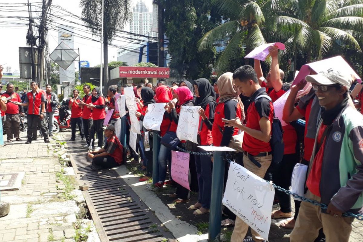 Puluhan eks karyawan 7-Eleven yang tergabung dalam serikat pekerja PT Modern Putra Indonesia melakukan aksi unjuk rasa di halaman Kantor KAWAI, Jalan Sultan Iskandar Muda, Kebayoran Lama, Jakarta Selatan, Rabu (21/2/2018).