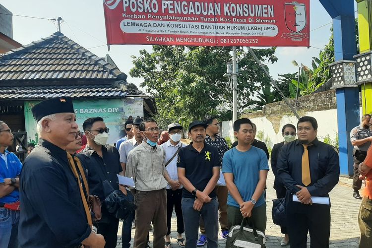 Para korban dari penyalahgunaan tanah kas desa saat berada di posko pengaduan Lembaga dan Konsultasi Bantuan Hukum (LKBH) Universitas Proklamasi 45 Yogyakarta