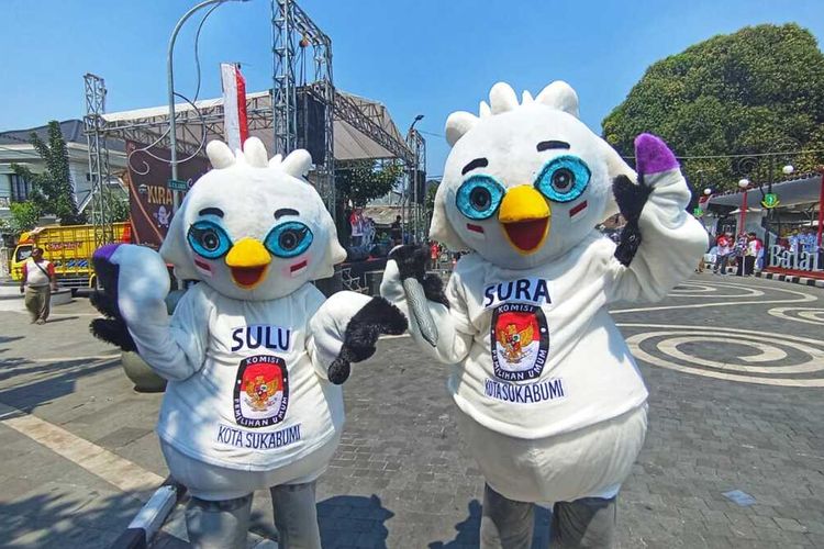 Maskot Pemilu 2024 Sura dan Sulu saat Kirab Pemilu di depan Balai Kota Sukabumi , Jawa Barat, Senin (30/10/2023).