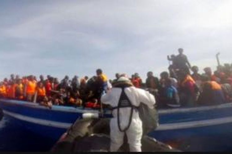 Para penyelundup manusia memaksa pendatang berdesakan sampai melebihi kapasitas kapal atau perahu.