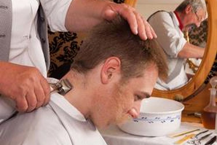 Untuk memangkas rambut, pria lebih suka ke barbershop.