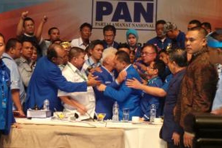 Perebutan posisi Ketua Umum Partai Amanat Nasional antara Hatta Rajasa dan Zulkifli Hasan telah berakhir, Minggu (1/3/2015). Zulkifli memenangi pertarungan politik tersebut.