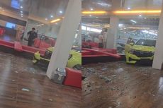 OB Tak Sengaja Injak Gas, Honda Brio Tabrak Pintu Kaca Showroom hingga Pecah