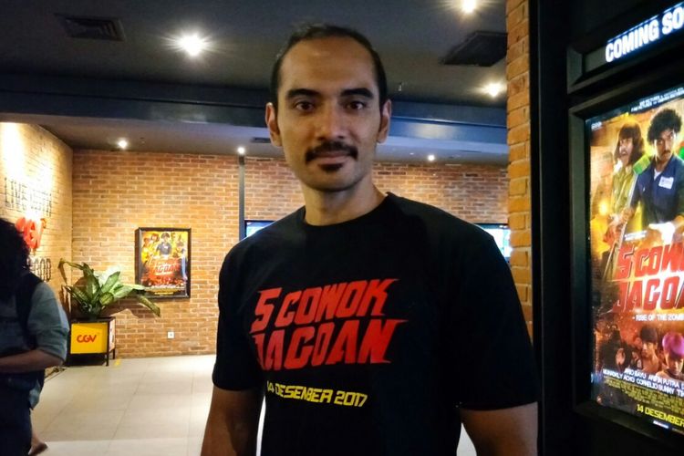 Artis peran  Ario Bayu saat diabadikan di pemutaran perdana film 5 Cowok Jagoan di CGV Grand Indonesia, Tanah Abang, Jakarta Pusat, Senin (4/12/2017).