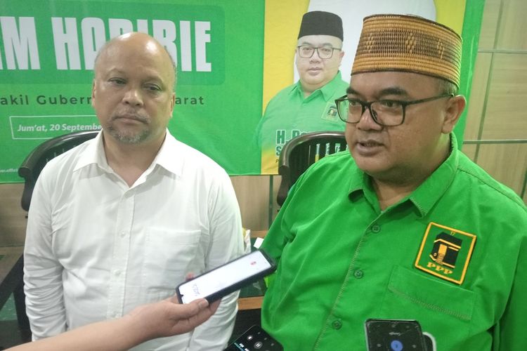Bakal calon Wakil Gubenur Jawa Barat Ilham Habibie dan Plt Ketua Dewan Pimpinan Wilayah (DPW) PPP Jabar Pepep Saepul di Kantor DPW PPP Jabar, Jalan Pelajar Pejuang, Kota Bandung, Jumat (20/9/2024).