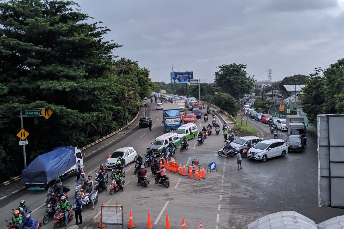 Kemacetan di Jalan Daan Mogot Kilometer 22 Kelurahan Tanah Tinggi, Kota Tangerang akibat jalan amblas, Senin (13/1/2020)