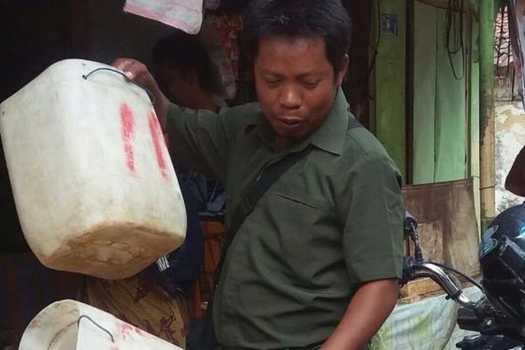 Mohammad Harpin, guru honorer yang digaji Rp. 150 ribu sebulan, sambil mengecer tahu sebelum dan sesudah mengajar murid-muridnya. 